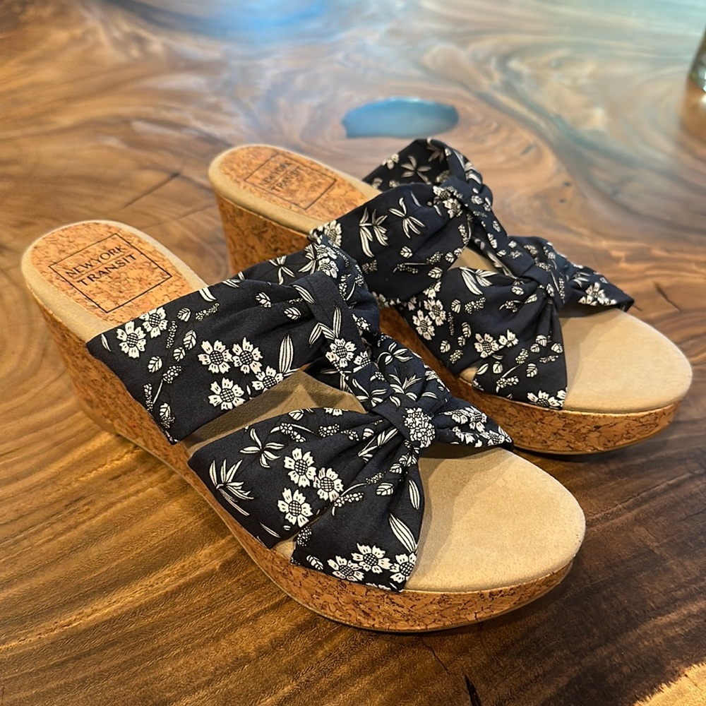 NWOT New York Transit Seeker floral wedge